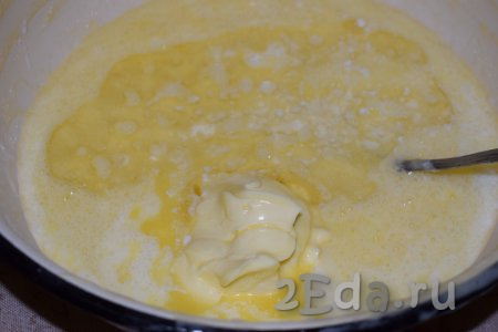 К содержимому миски добавим растительное масло и размягчённое сливочное масло (чтобы масло размягчилось, ему нужно дать полежать при комнатной температуре), перемешаем тесто при помощи ложки.