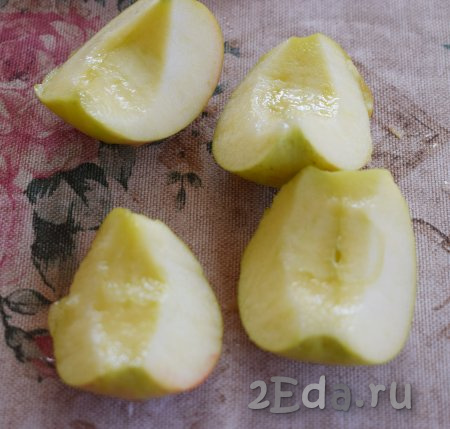 Яблоко (желательно использовать яблоко кисло-сладких сортов с плотной структурой) очистим от семенной коробочки.