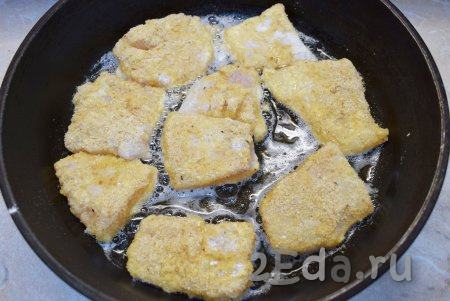 На горячую сковороду налейте немного растительного масла и выложите филе пангасиуса в кляре. Обжаривайте по 2-3 минуты с каждой стороны (до золотистости) на небольшом огне, чтобы рыбка успела прожариться внутри.
