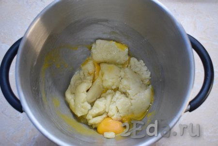 В остывшее тесто добавляйте яйца по одному и хорошо их вмешивайте в тесто.