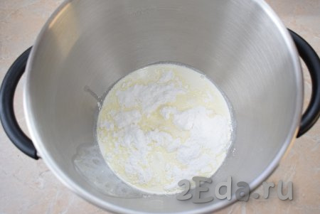 Для приготовления крема соедините охлаждённые жирные сливки с сахарной пудрой.