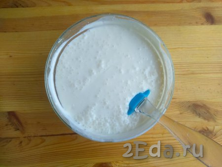 Оставить творожно-йогуртовый крем при комнатной температуре на 10 минут.
