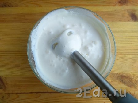 С помощью погружного блендера взбить творожно-йогуртовую массу до однородности.