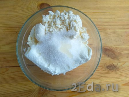 Добавить к творогу и йогурту сахар и ванильный экстракт (экстракт добавляем по желанию).