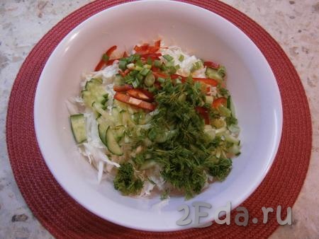 Зеленый лук и укроп измельчить, сладкий болгарский перец, очищенный от семян, нарезать тонкой соломкой  и выложить в салат из свежего огурца и пекинской капусты.