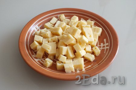 Сыр твёрдых сортов нарежьте на кубики такого же размера (примерно, 1 см х 1 см).