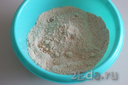 В отдельную миску прокрутите через мясорубку (или измельчите в комбайне) песочное печенье. Крошка должна получиться как можно мельче.
