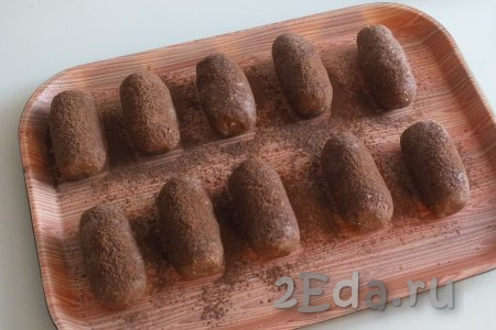 С помощью сита посыпьте пирожные "Картошка" какао (на посыпку всех пирожных понадобится, примерно, половина столовой ложки какао).