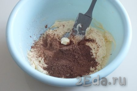 К взбитой массе добавьте 3 столовые ложки какао.