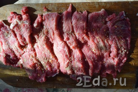 Посолим, поперчим мясо и посыпем специями по вкусу. Дадим говядине просолиться и промариноваться в течение, примерно, 40 минут.