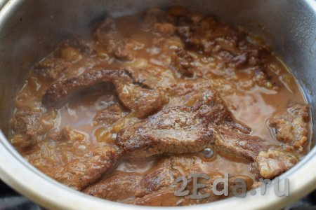 Готовое тушёное мясо получается разваристым, мягким и уже на этой стадии очень вкусным, пробуем его, добавляем соль и молотый перец по вкусу.