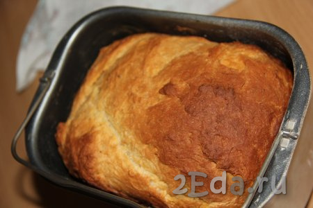 Готовый творожный хлеб немного остудить (2-3 минуты), а затем достать из ведёрка хлебопечки и полностью остудить на решётке.