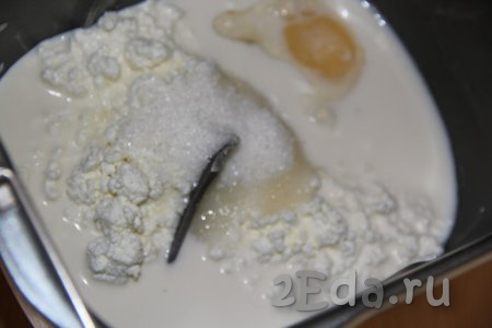 Влить молоко с яйцом в ведёрко хлебопечки, добавить соль и сахар.