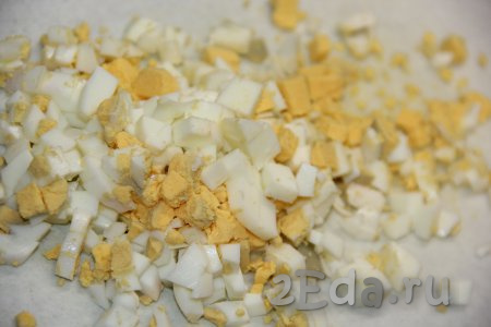 Яйца предварительно сварить вкрутую (варим с начала кипения воды 8-10 минут) и остудить. Почистить яйца и нарезать на мелкие кубики.