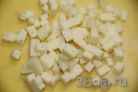 Сыр твёрдых сортов тоже нарезать на мелкие кубики.