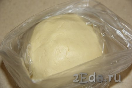 Замесить руками нежное и мягкое тесто. Скатать тесто в шар и поместить в пакет. Убрать песочное тесто в холодильник на 1 час.
