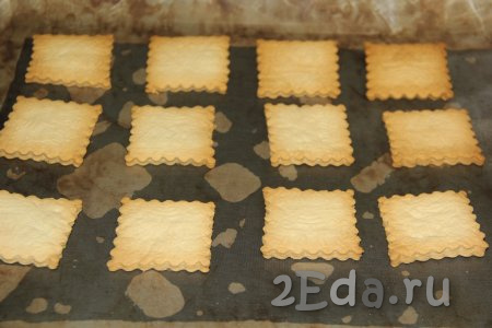 Выпекать песочное печенье в разогретой духовке, примерно, 15 минут (до лёгкого золотистого цвета) при температуре 200 градусов.