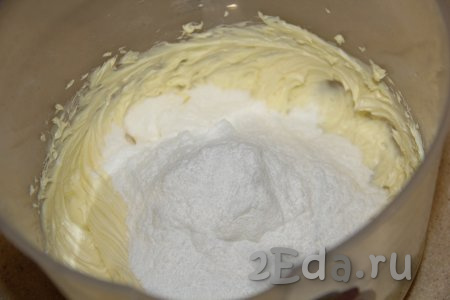 Затем добавить сахарную пудру и ванильный сахар.