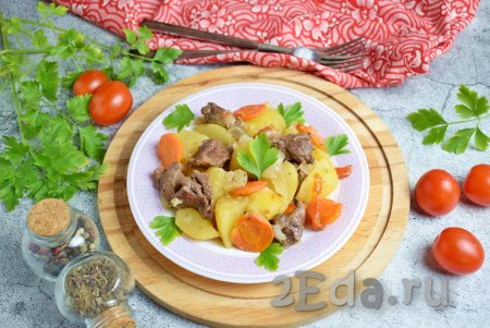 Вкусное, ароматное, нежнейшее мясо косули вместе с аппетитной картошкой разложите по тарелкам и в горячем виде подавайте к столу.