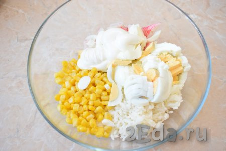 Остывшие яйца очистите от скорлупы и мелко нарежьте. Затем добавьте их к рису, кукурузе и крабовым палочкам, заправьте салат небольшим количеством майонеза, посолите по вкусу, перемешайте. Соотношение ингредиентов каждый может изменить по своему вкусу.