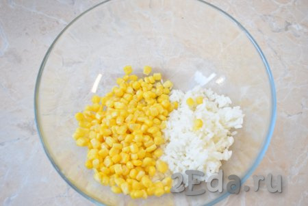 Когда рис остынет, выложите его в достаточно объёмную миску, в которой будете готовить салат. Из банки с консервированной кукурузой слейте жидкость. Выложите кукурузу к рису.