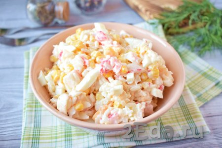 Рецепт крабового салата с кукурузой, рисом и яйцами 