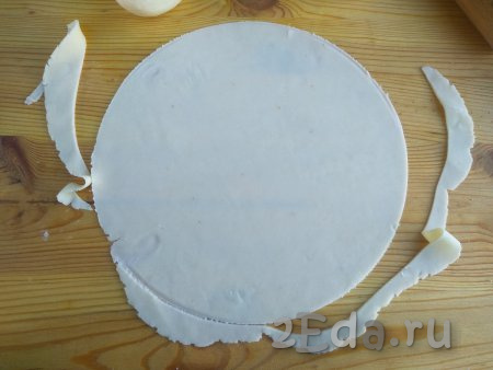С помощью подходящей тарелки обрезать края.