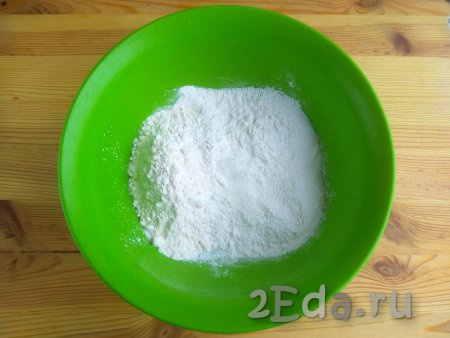 В миску для замешивания теста выложить пшеничную и рисовую муку, добавить соль и сахар, перемешать массу сухим венчиком.