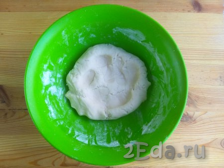 Продолжать замес руками. Если тесто крошится - добавить немного кипятка, если масса липнет к рукам - всыпать немного любой муки (рисовой или пшеничной).