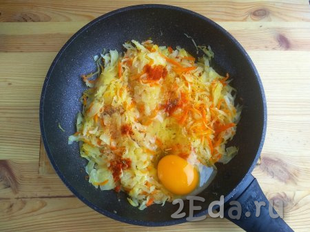 Вбить яйцо, интенсивно перемешать, смешивая яйцо с овощами.