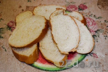 Нарежем батон на ломтики, такие бутерброды вкусны как на белом, так и на ржаном хлебе.