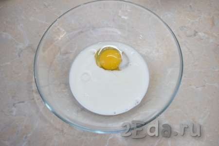 В отдельной глубокой чаше смешайте яйцо с молоком, добавьте щепотку соли, взболтайте венчиком до однородности молочно-яичную смесь.