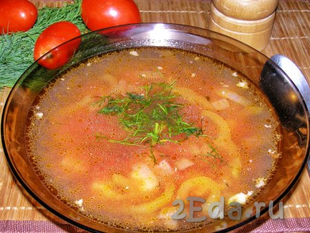 Суп с курицей и консервированной фасолью в томатном соусе