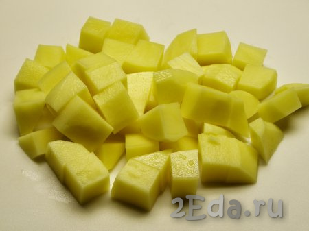 Пока варится бульон, картофель очищаем и нарезаем на кубики среднего размера.