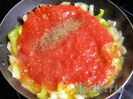 В сковородку с луком и перцем добавляем томатный соус (или 250 мл помидоров, измельчённых блендером, или томатную пасту, разведённую в воде), специи, если нужно, подсаливаем (я добавила адыгейскую соль), перемешиваем, доводим до кипения и снимаем с огня.