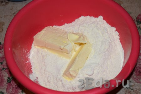 Приготовим песочное тесто, для этого в миску насыпаем муку, добавляем щепотку соли и охлаждённое сливочное масло.