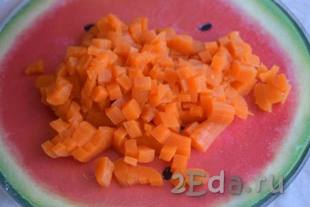 Сначала следует отварить картофель и морковь в мундире до готовности (готовые овощи будут легко прокалываться вилкой или ножом). Охладить и очистить овощи. Нарезаем морковь мелкими кубиками.
