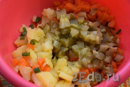 Соленый огурец нарезаем кубиками. В глубокой миске соединяем картофель, огурцы, морковь и зелёный лук.