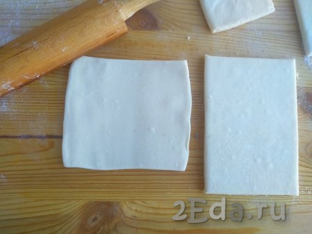 Раскатывать тесто, предназначенное для верхней части слоек, нужно до толщины 2 мм.