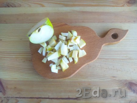 Яблоки очистить от семенной коробки, нарезать небольшими кубиками.