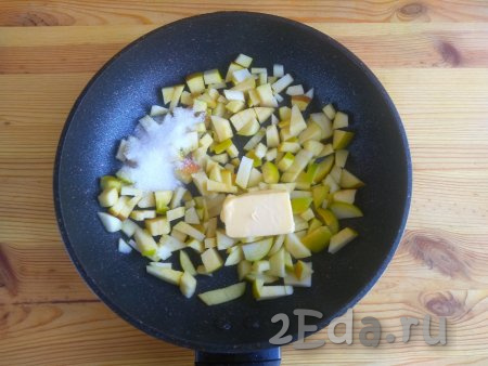На сковороду выложить сливочное масло, сахар и нарезанные яблоки. Обжарить яблоки на среднем огне в течение 3-5 минут (до мягкости), периодически помешивая.