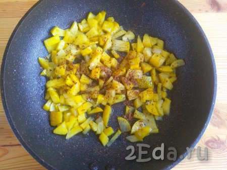 Добавить в сковороду корицу, перемешать, выключить огонь и остудить яблочную начинку для слоек.