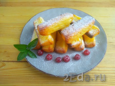 После остывания переложить на тарелку, по желанию, посыпать сахарной пудрой. Можно украсить блюдо мятой и свежими ягодами.