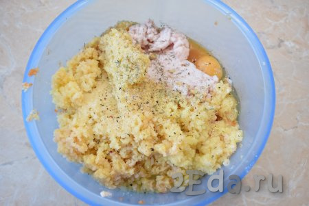 Измельчённый картофель сразу вместе с яйцом, специями и солью добавьте к салу, моркови и луку. Измельчённый картофель нужно сразу добавлять к остальным ингредиентам, иначе он потемнеет и испортит всё блюдо.