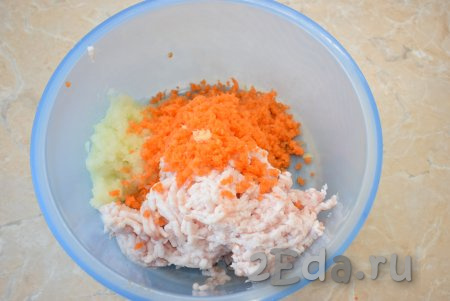 Лук и морковь очистите от кожуры, ополосните и тоже пропустите через мясорубку, добавьте к салу.