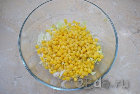 Откройте баночку с консервированной кукурузой, жидкость вылейте (она нам не понадобится), а кукурузу выложите в салатник.