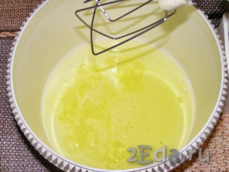 Яйца разделяем аккуратно на белки и желтки (в этом рецепте желтки для приготовления кекса нам не понадобятся). Белки выкладываем в чашу миксера, добавляем небольшую щепотку соли и начинаем взбивать на медленной скорости миксера.