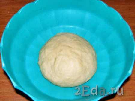 Тесто должно получиться эластичным, мягким и не прилипать к рукам и стенкам миски. Накрываем его пищевой плёнкой и убираем в холодильник минимум на пол часа.