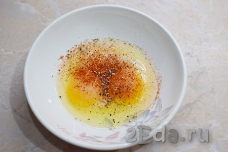 В отдельную чашу разбейте яйца и добавьте по вкусу специи (я в качестве специй использую молотый чёрный перец и паприку) и немного соли, взболтайте яичную смесь с помощью венчика (или вилки).