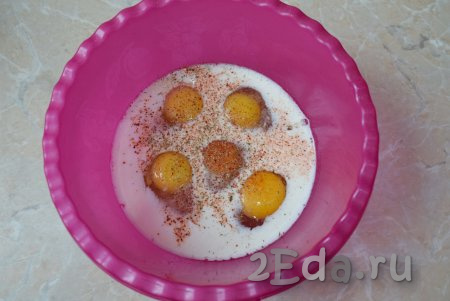В отдельную чашу вбейте яйца, влейте молоко, добавьте немного соли и специи по своему вкусу, тщательно перемешайте яичную смесь венчиком (или вилкой).
